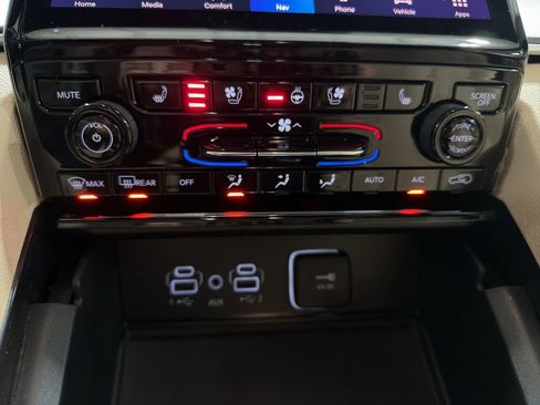 Used 2024 Jeep Grand Cherokee L Limited w/ Luxury Tech Group II image 34