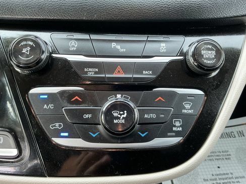 Used 2017 Chrysler Pacifica Touring-L FWD image 16