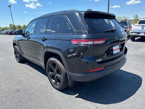 Used 2023 Jeep Grand Cherokee Altitude AWD/4WD image 10