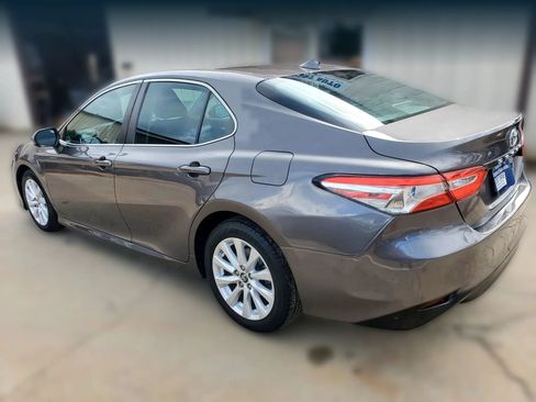 Used 2019 Toyota Camry LE FWD image 6