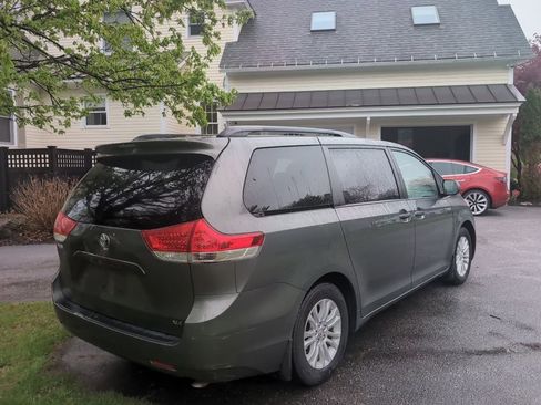 Used 2014 Toyota Sienna XLE FWD image 8