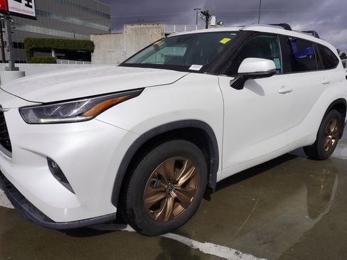 Used 2023 Toyota Highlander Bronze Edition image 4