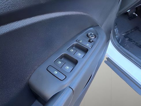 Used 2025 Hyundai Venue SEL image 23