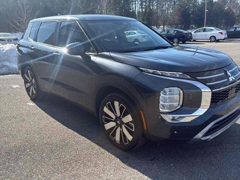 Used 2025 Mitsubishi Outlander SE image 3