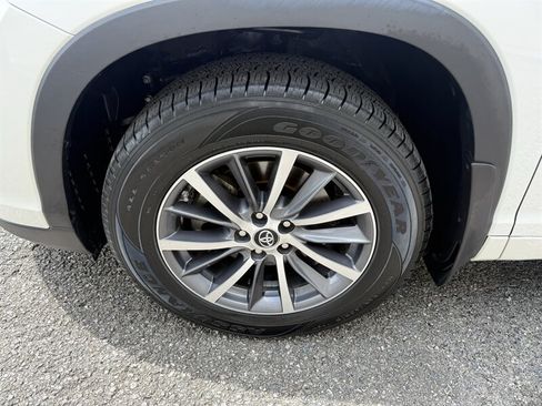 Used 2017 Toyota Highlander XLE w/ Carpet Mat Package AWD/4WD image 25