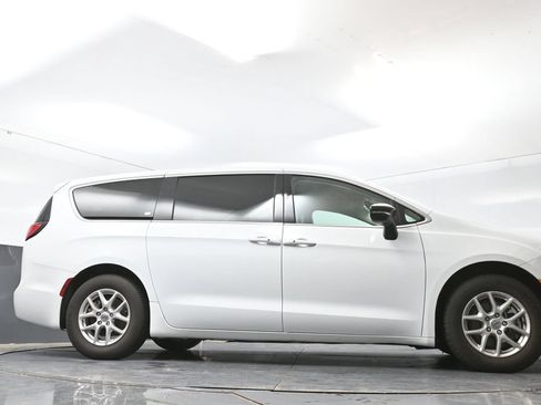 Used 2024 Chrysler Pacifica Touring-L FWD image 48