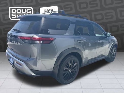 Used 2022 Nissan Pathfinder Platinum w/ Cargo Package AWD/4WD image 4