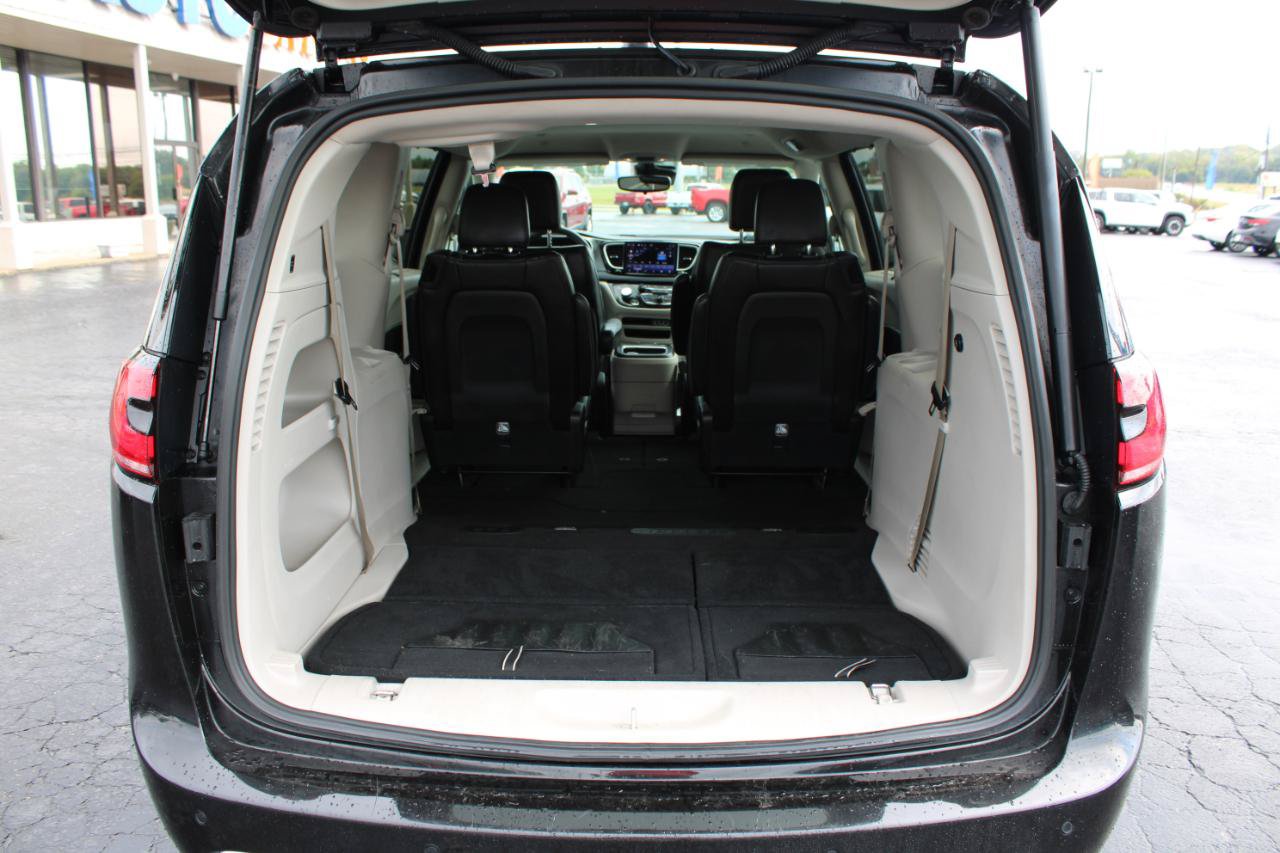 Used 2023 Chrysler Pacifica Touring-L FWD image 7