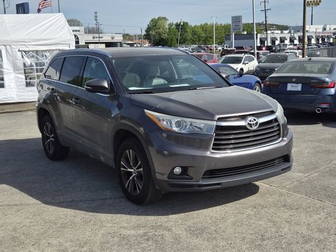 Used 2016 Toyota Highlander XLE image 1