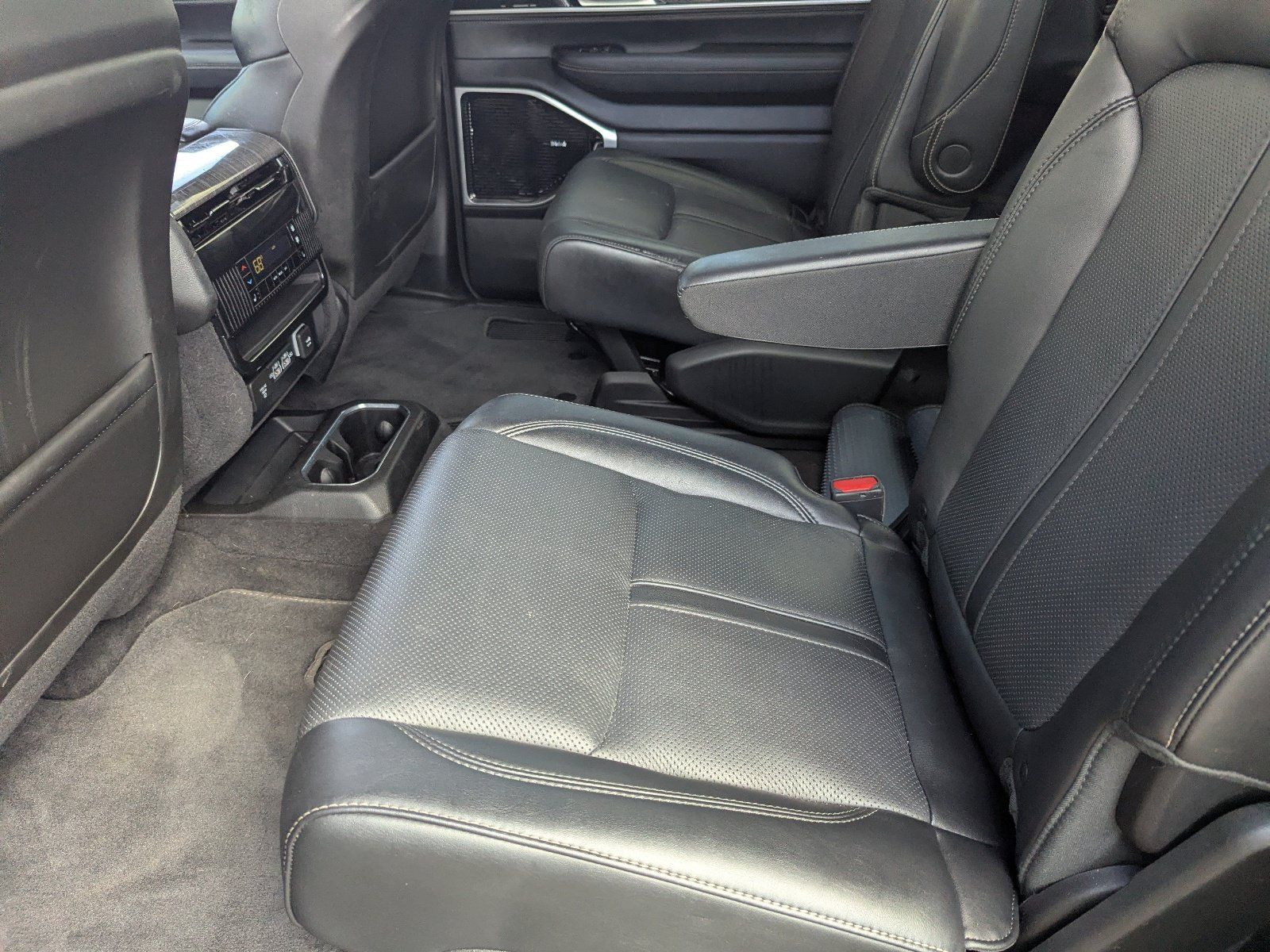 Used 2022 Jeep Wagoneer Series III w/ Premium Group I AWD/4WD image 16