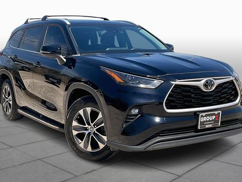 Used 2023 Toyota Highlander XLE image 3