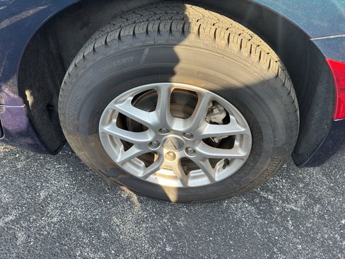Used 2023 Chrysler Pacifica Touring-L FWD image 5