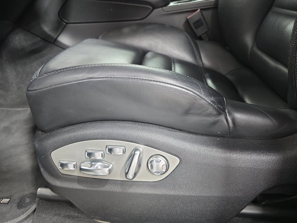 Used 2021 Porsche Macan Turbo AWD/4WD image 23