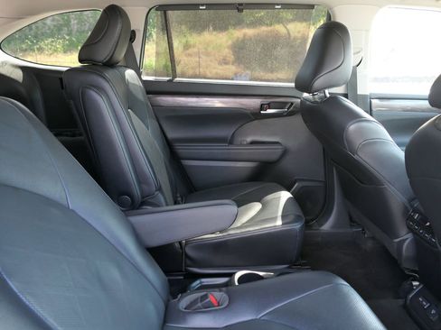 Used 2023 Toyota Highlander Platinum FWD image 26