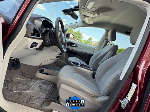 Used 2021 Chrysler Pacifica Touring image 21