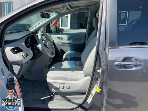 Used 2014 Toyota Sienna XLE image 13