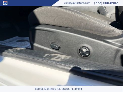 Used 2019 Dodge Challenger SXT image 9