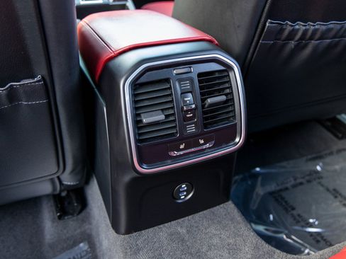 Certified 2023 Porsche Macan image 38