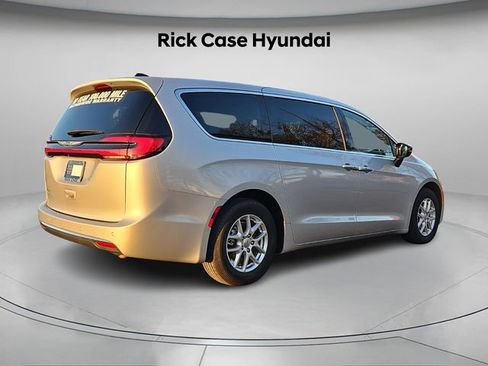 Used 2024 Chrysler Pacifica Touring-L image 8