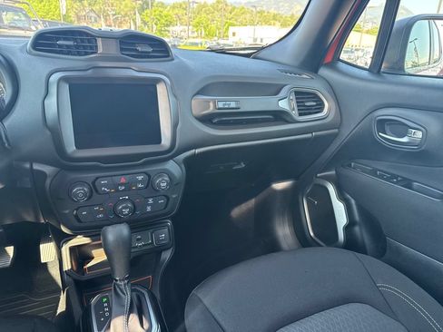 Used 2021 Jeep Renegade Latitude w/ Sun & Sound Group FWD image 18