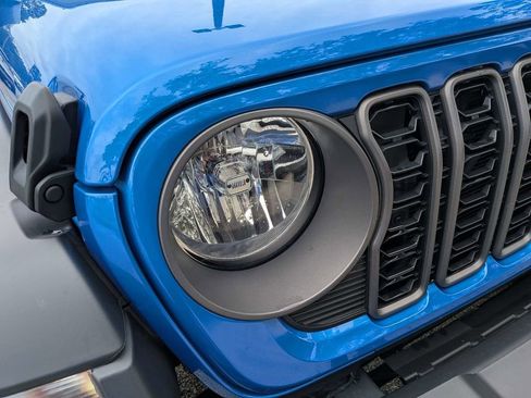Used 2025 Jeep Gladiator Sport AWD/4WD image 9