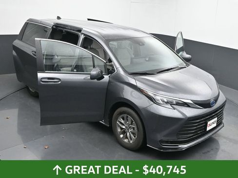 Used 2025 Toyota Sienna LE image 59