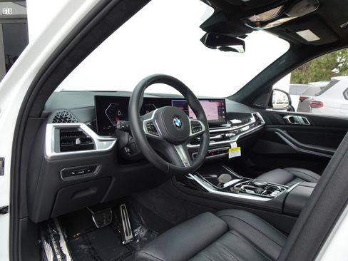 Used 2024 BMW X7 xDrive40i w/ M Sport Package AWD/4WD image 11