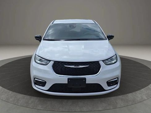 Used 2025 Chrysler Pacifica Select FWD image 2