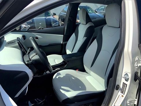 Used 2017 Toyota Prius Prime Premium image 6