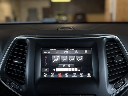 Used 2021 Jeep Cherokee Latitude Lux FWD image 32