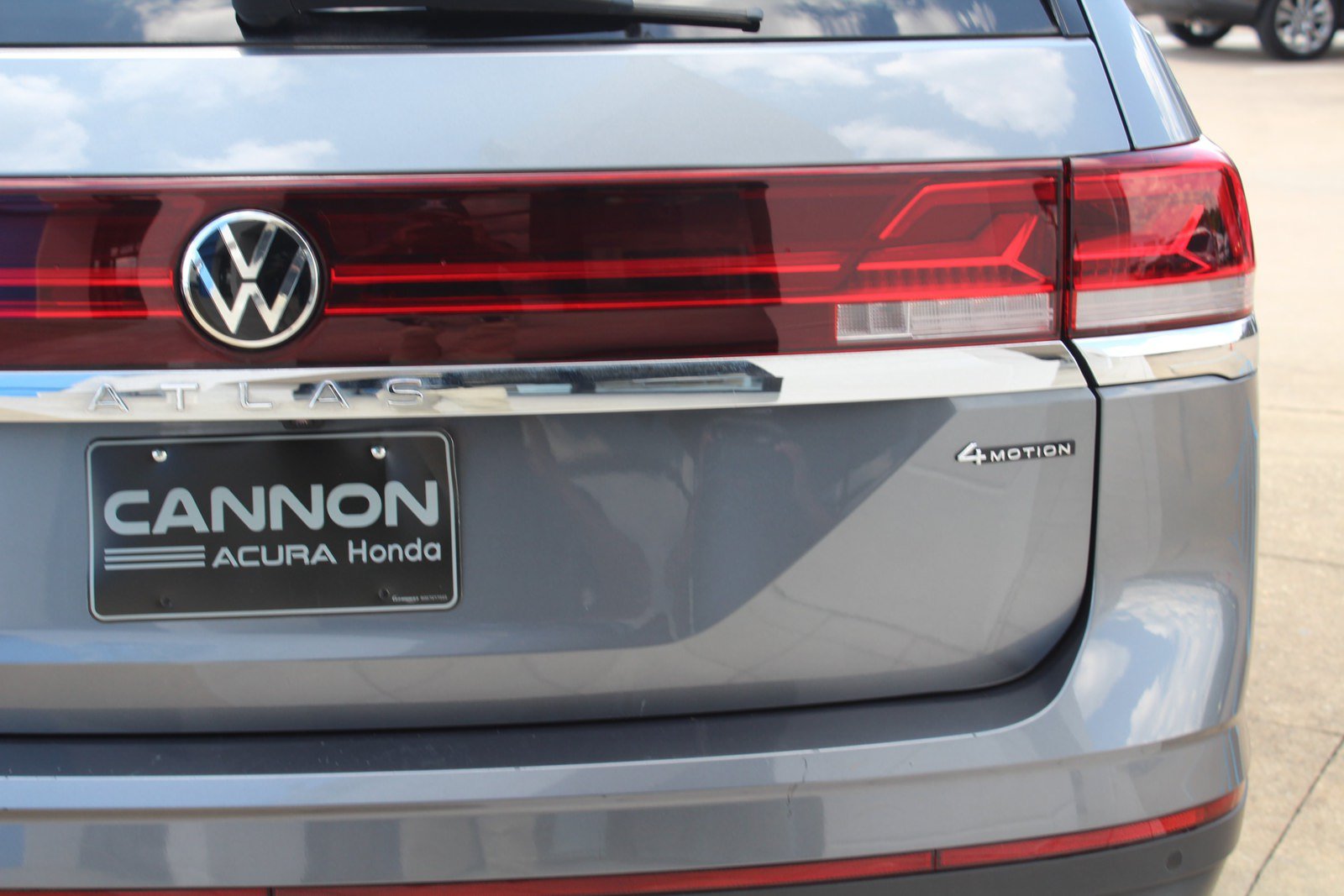 Used 2024 Volkswagen Atlas SEL AWD/4WD image 5