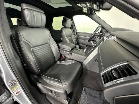 Used 2023 Land Rover Discovery Metropolitan Edition image 7