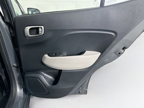 Used 2025 Hyundai Venue SEL image 29