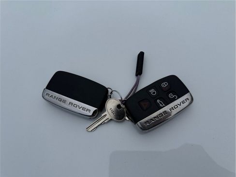 Used 2018 Land Rover Range Rover Velar R-Dynamic HSE image 3