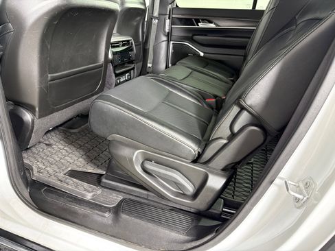 Used 2024 Jeep Wagoneer L Series II w/ Flexible Seating Group RWD image 22