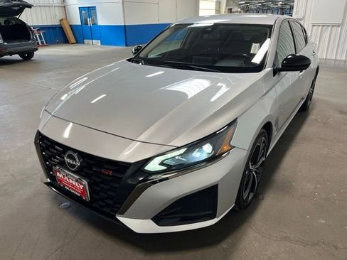 Used 2023 Nissan Altima 2.5 SR FWD image 7