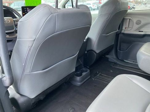 Used 2024 Toyota Sienna XLE image 31