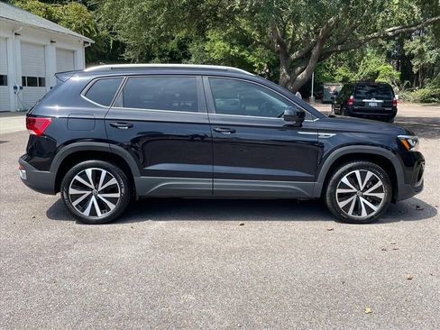 Used 2024 Volkswagen Taos SE w/ Panoramic Sunroof Package FWD image 2