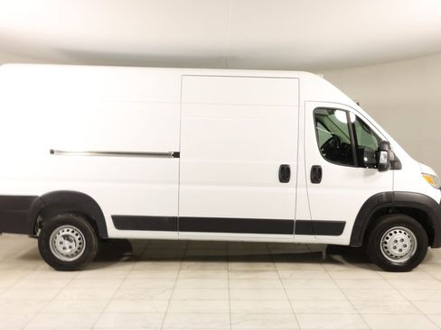 Used 2025 RAM ProMaster 2500 w/ Convenience Group FWD image 2