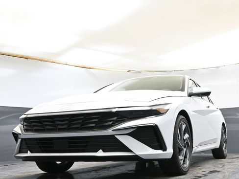 Certified 2025 Hyundai Elantra SEL image 28