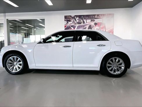 Used 2011 Chrysler 300 Limited image 3