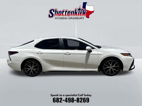 Used 2024 Toyota Camry SE FWD image 5
