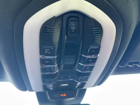 Used 2023 Porsche Macan image 36