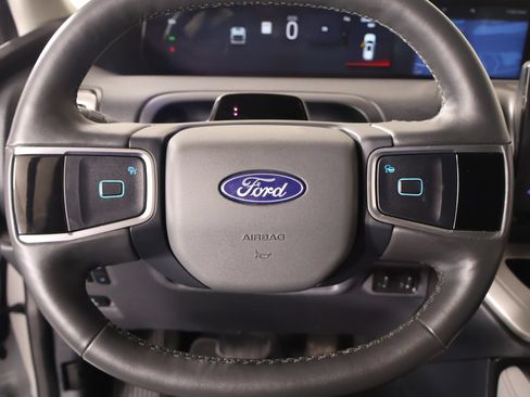 Used 2025 Ford Expedition Active AWD/4WD image 3