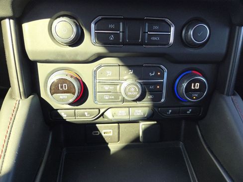 Used 2024 Chevrolet Suburban RST w/ Luxury Package image 34