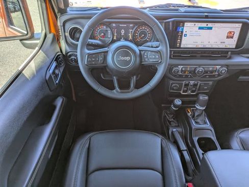Used 2025 Jeep Gladiator Mojave AWD/4WD image 16