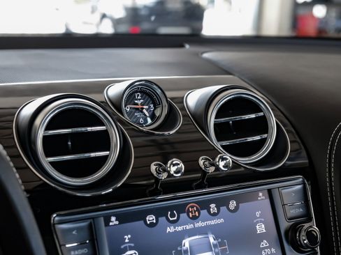 Used 2017 Bentley Bentayga image 28