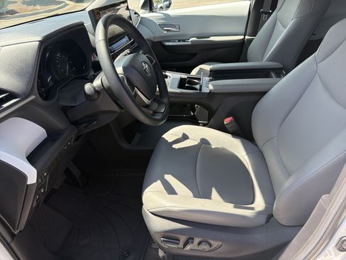 Certified 2025 Toyota Sienna XLE FWD image 18