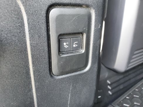 Used 2020 Land Rover Defender 110 SE image 11