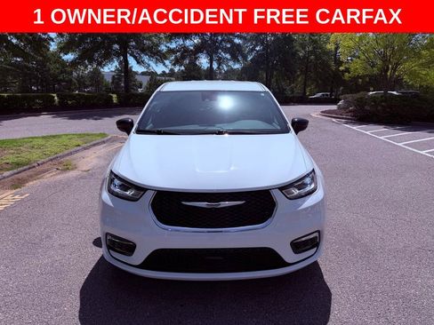 Used 2026 Chrysler Pacifica Select FWD image 2